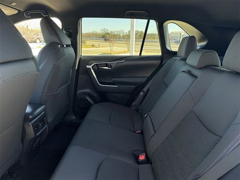 Used 2024 Toyota RAV4 SE image 28