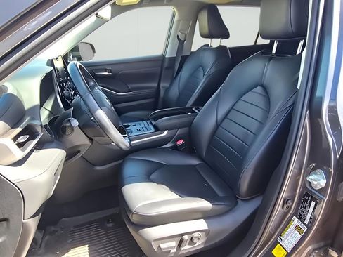 Used 2021 Toyota Highlander XLE AWD/4WD image 26