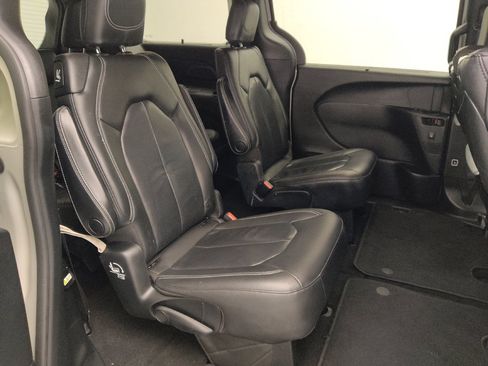 Used 2020 Chrysler Pacifica Touring-L Plus FWD image 19