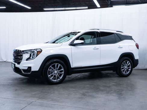 Used 2024 GMC Terrain SLT AWD/4WD image 3