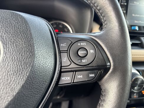 Used 2021 Toyota RAV4 XLE Premium image 21