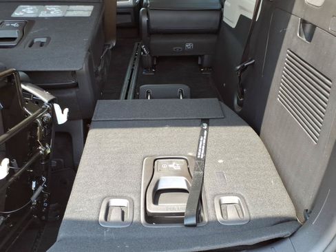 Used 2024 Kia Carnival EX FWD image 32