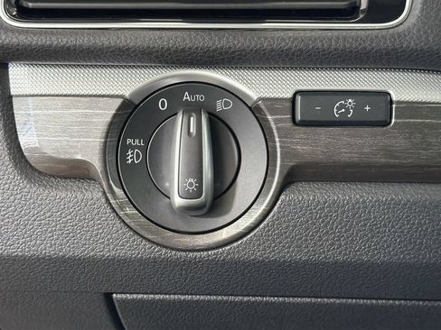 Used 2018 Volkswagen Passat 2.0T SE FWD image 12
