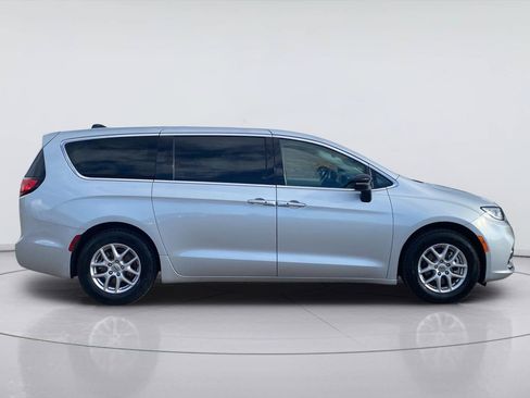 Used 2024 Chrysler Pacifica Touring-L FWD image 6