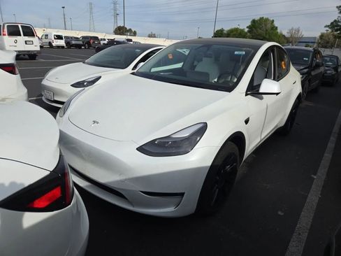 Used 2024 Tesla Model Y Long Range image 9