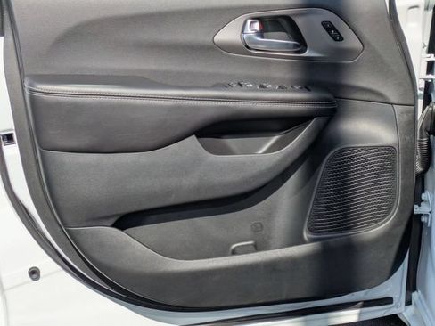 New 2027 Chrysler Pacifica Select FWD image 14