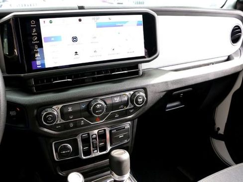 Used 2025 Jeep Gladiator Sport image 16