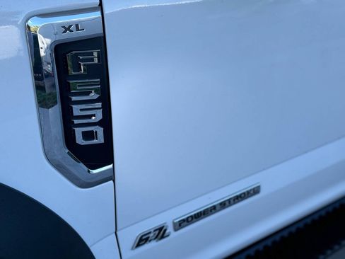 Used 2017 Ford F550 2WD Regular Cab Super Duty image 2