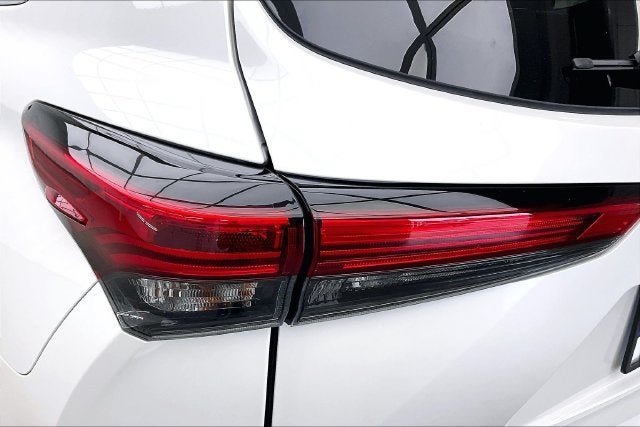 Used 2023 Toyota Highlander XLE AWD/4WD image 27