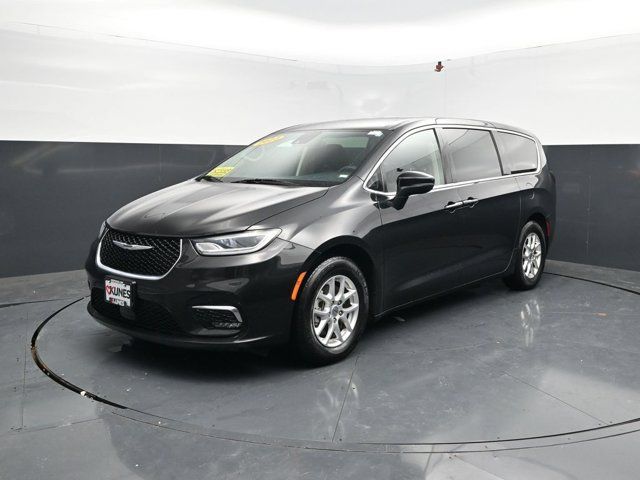 Used 2023 Chrysler Pacifica Touring-L FWD image 3