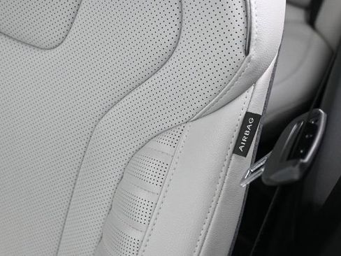 Used 2025 Hyundai Elantra Limited FWD image 12