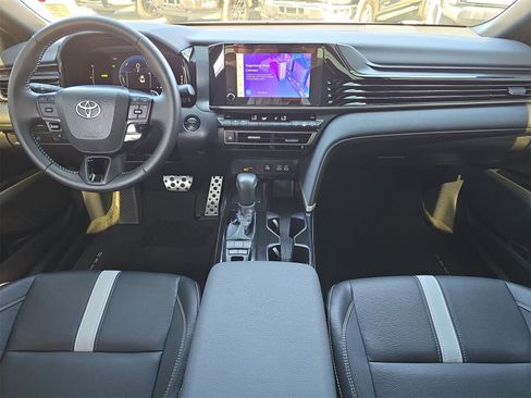 Used 2025 Toyota Camry SE w/ Convenience Package image 8
