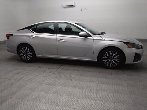 Used 2023 Nissan Altima 2.5 SV FWD image 11