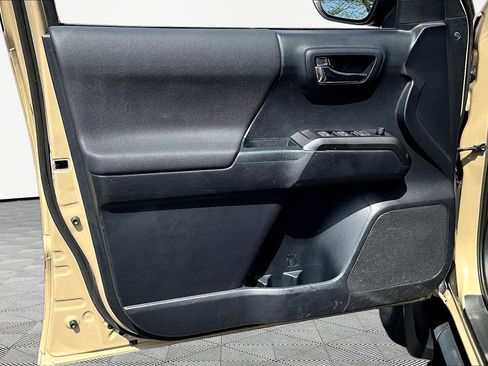 Used 2020 Toyota Tacoma TRD Sport w/ Technology Package image 19