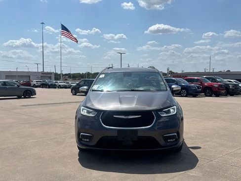 Used 2023 Chrysler Pacifica Limited FWD image 5
