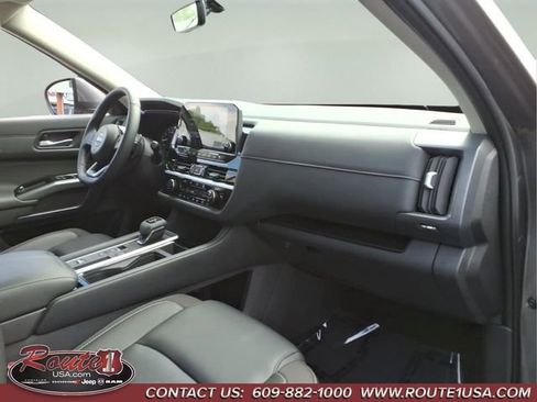Used 2025 Nissan Pathfinder SL FWD image 12