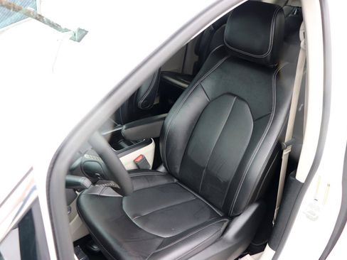 Used 2024 Chrysler Pacifica Touring-L FWD image 11