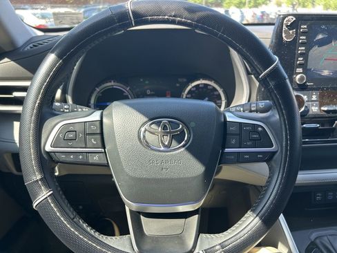Used 2022 Toyota Highlander XLE image 19