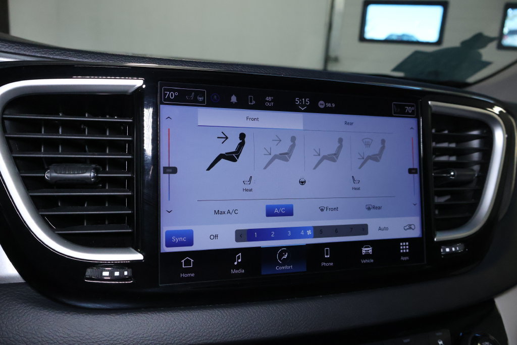 Used 2023 Chrysler Pacifica Touring-L FWD image 28