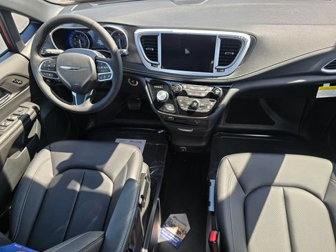 Used 2026 Chrysler Pacifica Select FWD image 16
