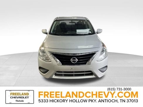 Used 2016 Nissan Versa SV image 2
