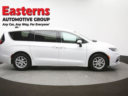 Used 2023 Chrysler Pacifica Touring-L FWD image 45