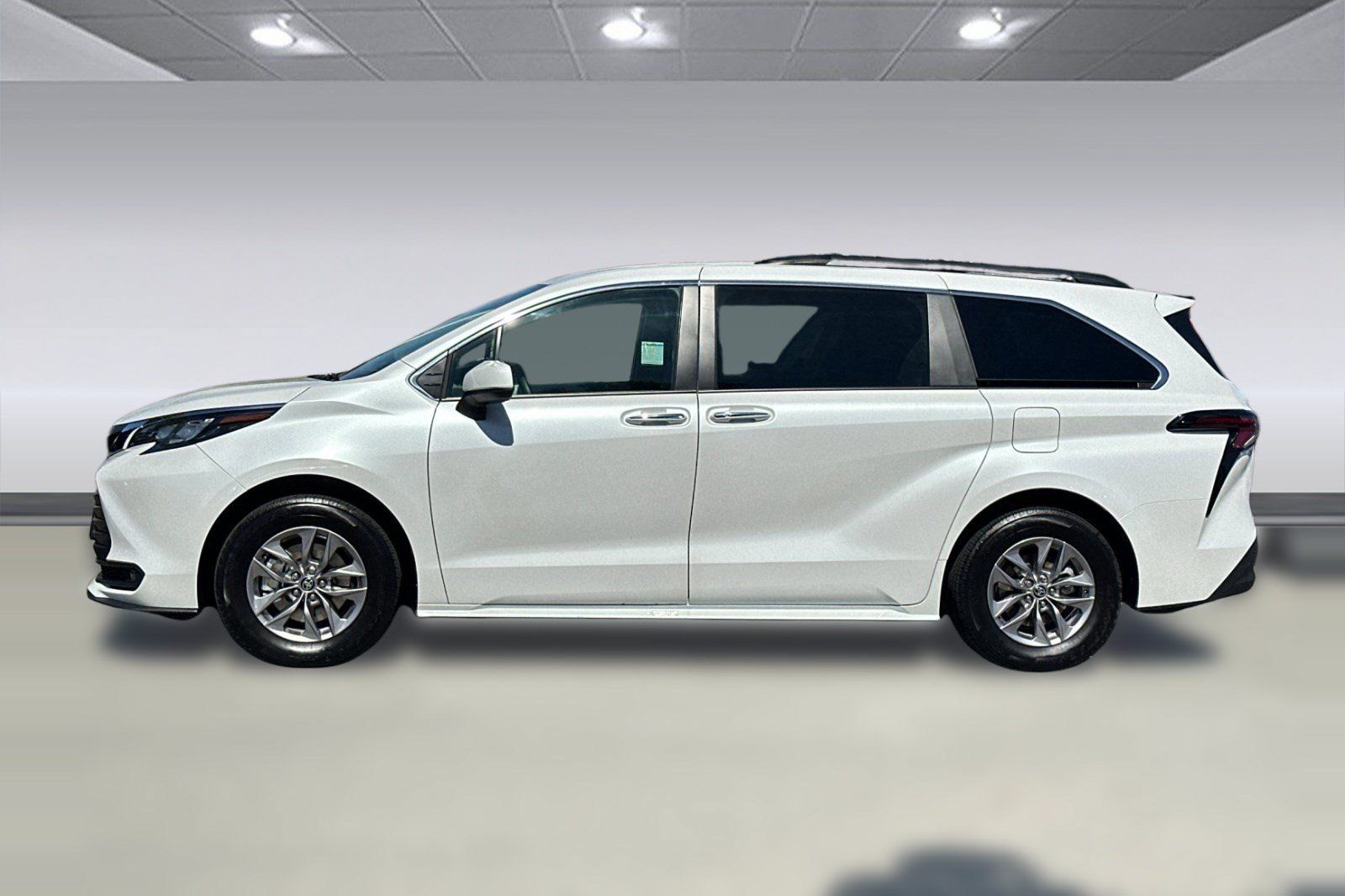 Used 2026 Toyota Sienna XLE FWD image 2