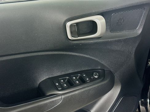 Used 2025 Hyundai Venue SE image 15