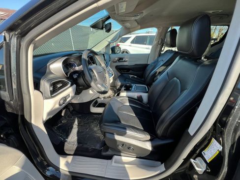 Used 2023 Chrysler Pacifica Touring-L image 30