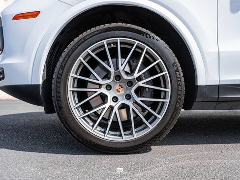 Used 2023 Porsche Cayenne Platinum Edition AWD/4WD image 5