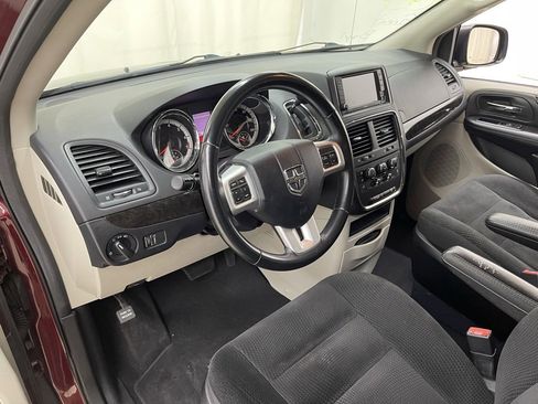 Used 2019 Dodge Grand Caravan SE w/ UConnect Hands-Free Group image 21