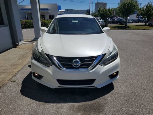 Used 2017 Nissan Altima 2.5 SR w/ Interior Lighting Package FWD image 12