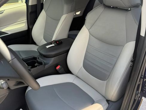 Used 2021 Toyota RAV4 XLE Premium FWD image 6