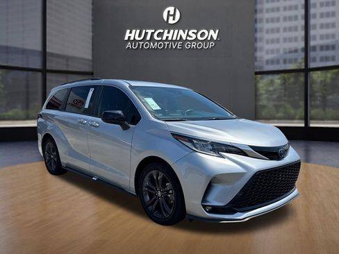 Used 2023 Toyota Sienna XSE FWD image 1