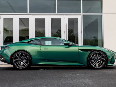 Used 2025 Aston Martin DB12 image 22