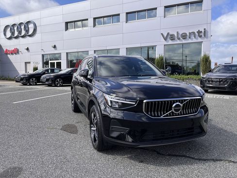 Certified 2025 Volvo XC40 B5 Core image 1