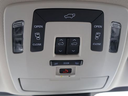 Used 2024 Toyota Sienna XLE image 15