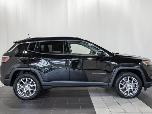Certified 2022 Jeep Compass Latitude w/ Sun and Sound Group AWD/4WD image 3