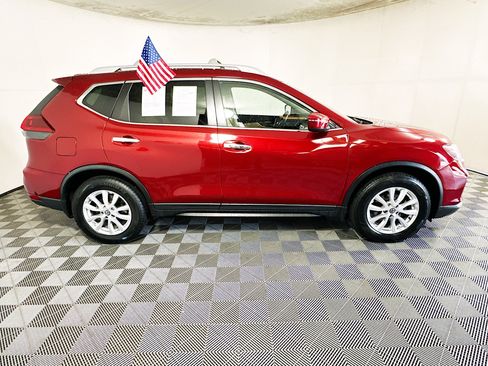 Used 2020 Nissan Rogue SV FWD image 2