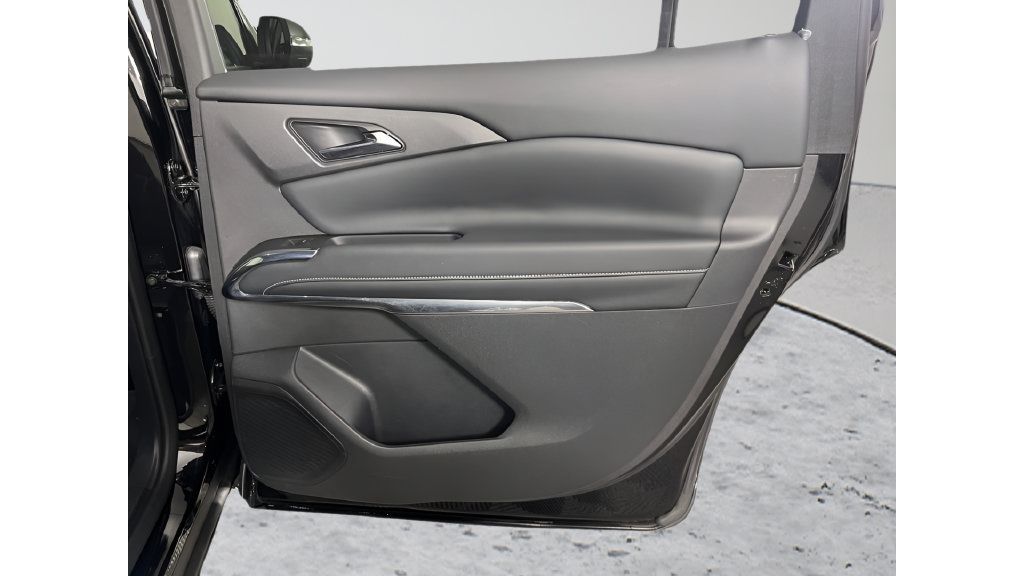 Used 2025 Chevrolet Traverse LT AWD/4WD image 14