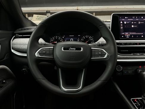 Used 2025 Jeep Compass Latitude image 33