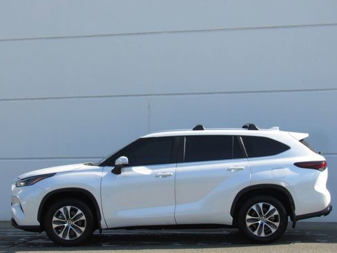 Certified 2024 Toyota Highlander XLE AWD/4WD image 4