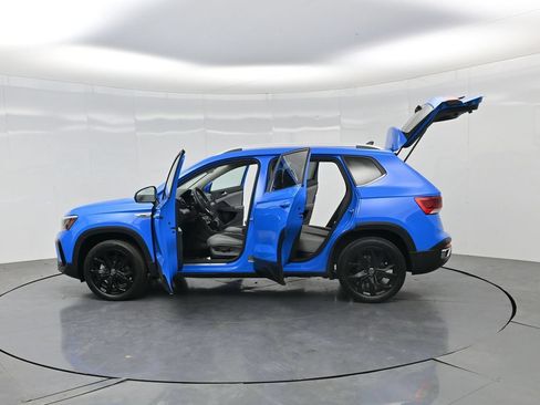 Used 2023 Volkswagen Taos SE w/ Panoramic Sunroof Package FWD image 42