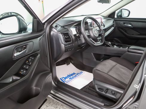 Used 2024 Nissan Rogue SV FWD image 3