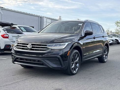 Used 2023 Volkswagen Tiguan SE w/ Panoramic Sunroof Package FWD image 6
