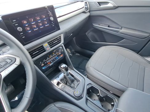 Used 2025 Volkswagen Taos SE AWD/4WD image 24