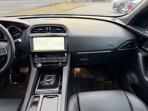 Used 2020 Jaguar F-PACE Premium image 28