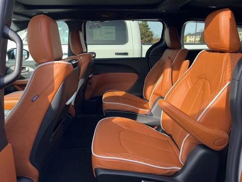 New 2026 Chrysler Pacifica Pinnacle w/ Trailer Tow Group image 8
