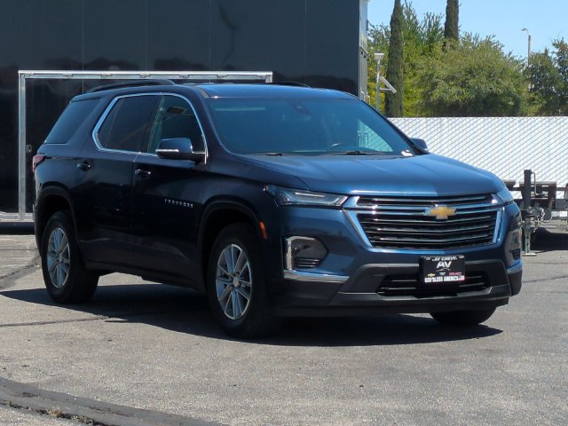 Used 2023 Chevrolet Traverse LT FWD image 2