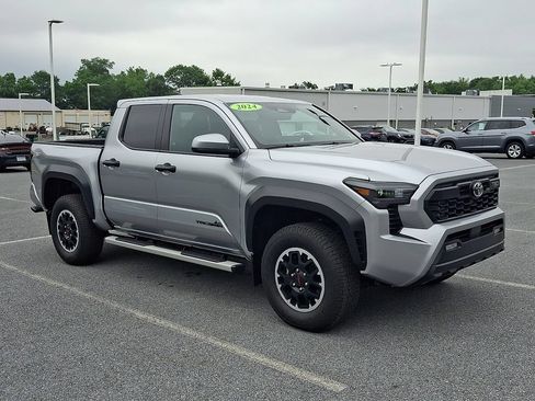 Certified 2024 Toyota Tacoma TRD Off-Road AWD/4WD image 3